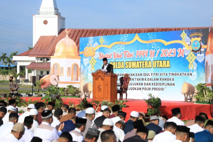 Polda Sumut melaksanakan Sholat Idul Fitri di Lapangan Bola Mapolda Sumut, Sabtu (22/4/ 2023). (Foto Dok/ Polda Sumut).