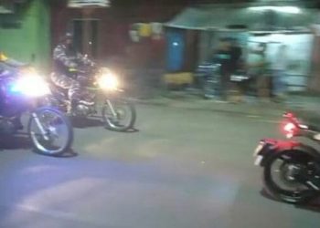Personel Polisi dan TNI berkeliling menggunakan sepeda motor untuk menjaga malam takbiran kondusif, Jumat (21/4/2023). (Foto Dok/ Polda Sumut)