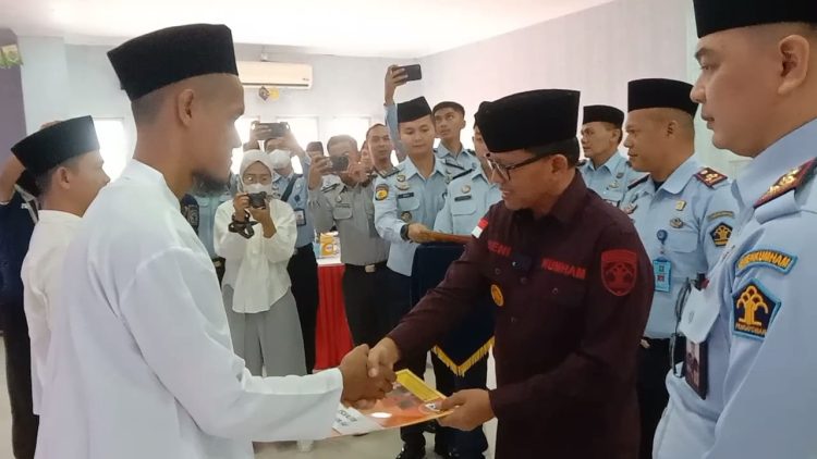 Sebanyak 372 napidana yang beragama Islam menerima remisi khusus dengan besaran remisi masing-masing 1 bulan yang diserahakan langsung oleh sekretariat Sekretariat Jenderal Pemasyarakatan Kementerian Hukum dan HAM Republik Indonesia Dr Heni Yuwono BCI PS SOS MSI