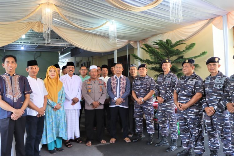 Hadir dalam kegiatan tersebut antara lain Dandim 0712/Tegal, Dansat Radar 214 Tegal, Danlanal Tegal atau yang mewakili, Wakapolres, Para Pejabat Utama, Para Kapolsek Jajaran, Perwira Staf, ASN dan perwakilan anggota dari Kodim, Lanal dan Satradar 214 Tegal