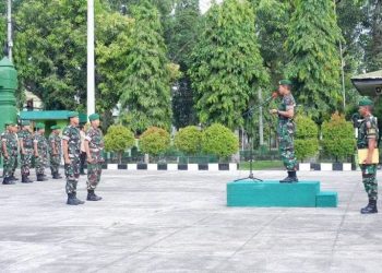 Letkol Inf Andika Ari Prihantoro, SE., M.I.Pol, Dandim Sidrap saat pimpin Apel pengecekan personil di lapangan Apel Makodim 1420 Sidrap Kelurahan Majjelling Kecamatan Maritenggae Kabupaten Sidrap