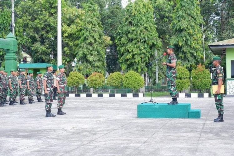 Letkol Inf Andika Ari Prihantoro, SE., M.I.Pol, Dandim Sidrap saat pimpin Apel pengecekan personil di lapangan Apel Makodim 1420 Sidrap Kelurahan Majjelling Kecamatan Maritenggae Kabupaten Sidrap