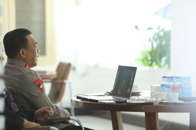 Kapolda Sumut, Irjen Pol RZ Panca Putra Simanjuntak memimpin rapat analisa dan evaluasi (anev) pelaksanaan Operasi Ketupat Toba 2023 melalui zoom meeting, Senin (24/4). (Foto Dok/ Polda Sumut)