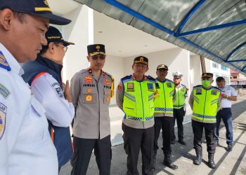 Wakapolda Sumut Brigjen Pol Jawari meninjau langsung pelayanan di Pelabuhan Penyeberangan Ajibata, Senin (24/4/2023). (Foto Dok/ Polda Sumut)