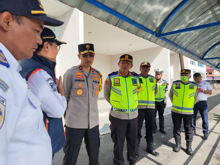Wakapolda Sumut Brigjen Pol Jawari meninjau langsung pelayanan di Pelabuhan Penyeberangan Ajibata, Senin (24/4/2023). (Foto Dok/ Polda Sumut)