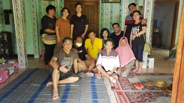 Bacaleg Perindo dapil 5 surabaya Rudy Sutanto melakukan perjalan spiritual di hari penuh berkah ini sambil berwisata melakukan aksi sosial berbagi kasih dengan mengunjungi penjaga gereja
