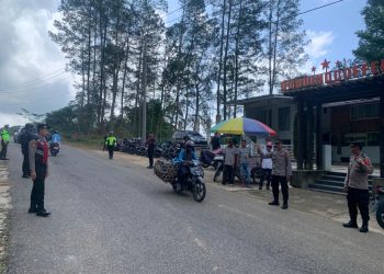 Kapolsubsektor Nisam Antara Bersama Personel mengurai kemacetan di jalur wisata Gunung Salak, Nisam Antara