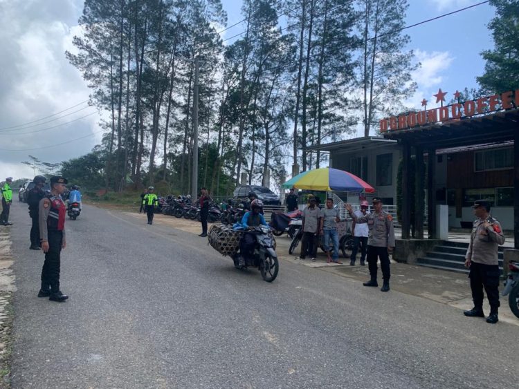 Kapolsubsektor Nisam Antara Bersama Personel mengurai kemacetan di jalur wisata Gunung Salak, Nisam Antara