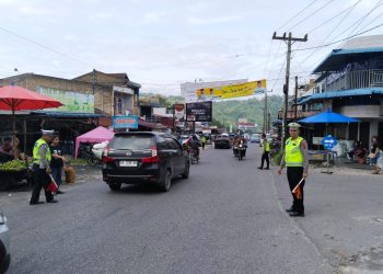 Sat Lantas Polres Dairi dan personil Bintara Remaja Polres Dairi menempatkan sejumlah personil di berbagai titik lokasi yang kerap dianggap menimbulkan kemacetan maupun bencana alam