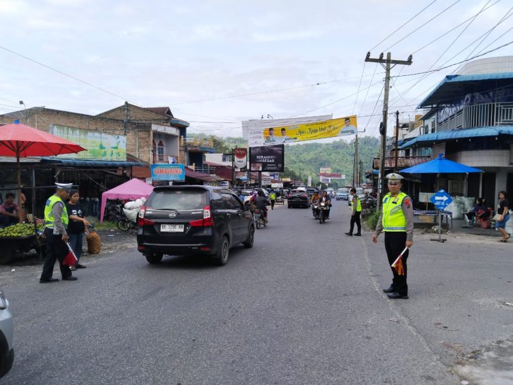 Sat Lantas Polres Dairi dan personil Bintara Remaja Polres Dairi menempatkan sejumlah personil di berbagai titik lokasi yang kerap dianggap menimbulkan kemacetan maupun bencana alam