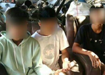 Tiga pria belasan tahun asal Kota Bitung diamankan polisi karena diduga telah melakukan pencurian suku cadang alat berat merk caterpilar