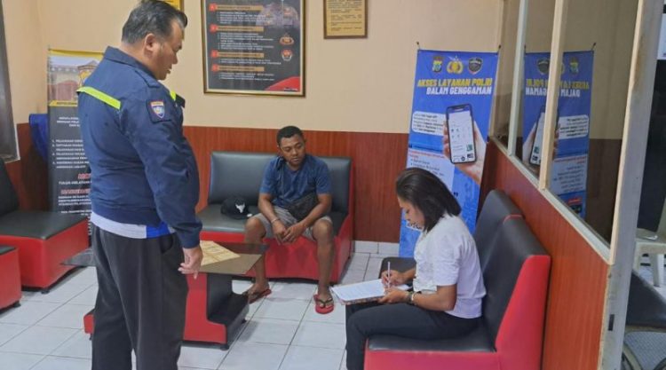 Personel Polsek Malalayang Melaksanakan patroli pada malam hari dengan sasaran atau daerah yang rawan terjadinya gangguan Kamtibmas diwilayah kecamatan Malalayang, Senin (24/4/2023) sekitar pukul 23.00 WITA
