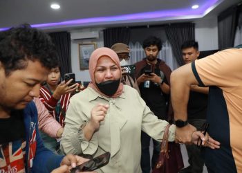 Evi Ibu Ken Admiral terharu setelah diundang Polda Sumut untuk mendengarkan rilis yang disampaikan Irwasda, Direskrimum dan Kabid Propam serta Penyidik