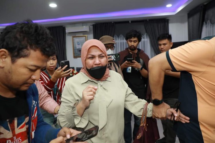 Evi Ibu Ken Admiral terharu setelah diundang Polda Sumut untuk mendengarkan rilis yang disampaikan Irwasda, Direskrimum dan Kabid Propam serta Penyidik