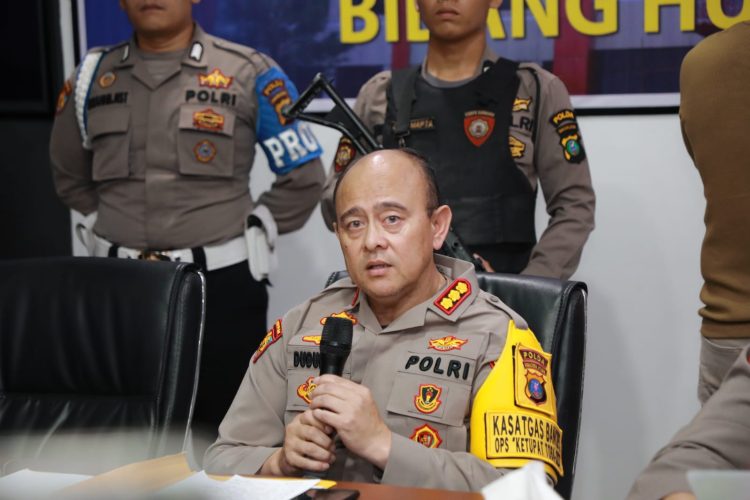 Kabid Propam Polda Sumut Dudung Adijono memberi keterangan pemeriksaan AKBP Achiruddin Hasibuan pada konfrensi pers, Jumat malam (25/4/2023). (Foto Dok/ Polda Sumut)