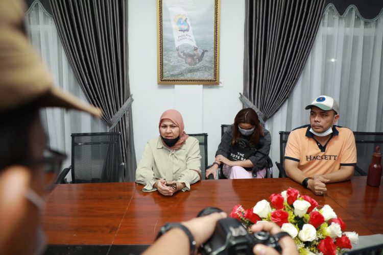 Evi, Ibu korban Ken Admiral mengapresiasi kerja Polda Sumut dalam menangani perkara penganiayaan anaknya secara tegas, Jumat malam (25/4/2023). (Foto Dok/ Polda Sumut).