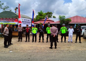 Personel Pos Pam wisata Gunung Salak, Aceh Utara, wilayah hukum Polres Lhokseumawe siaga dan mengatur arus lalu lintas di dua titik rawan longsor