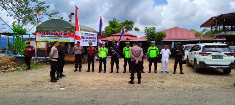 Personel Pos Pam wisata Gunung Salak, Aceh Utara, wilayah hukum Polres Lhokseumawe siaga dan mengatur arus lalu lintas di dua titik rawan longsor