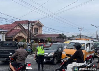 Personil Sat Samapta Polres Dairi bersama dengan Personil Bintara Remaja Polres Dairi tingkatkan kegiatan Penjagaan dan Pengaturan Arus Lalu Lintas