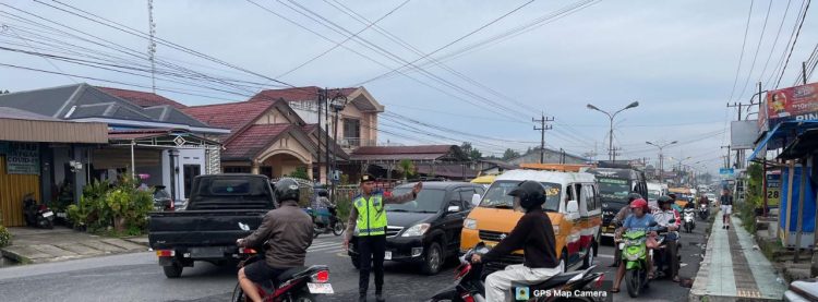 Personil Sat Samapta Polres Dairi bersama dengan Personil Bintara Remaja Polres Dairi tingkatkan kegiatan Penjagaan dan Pengaturan Arus Lalu Lintas