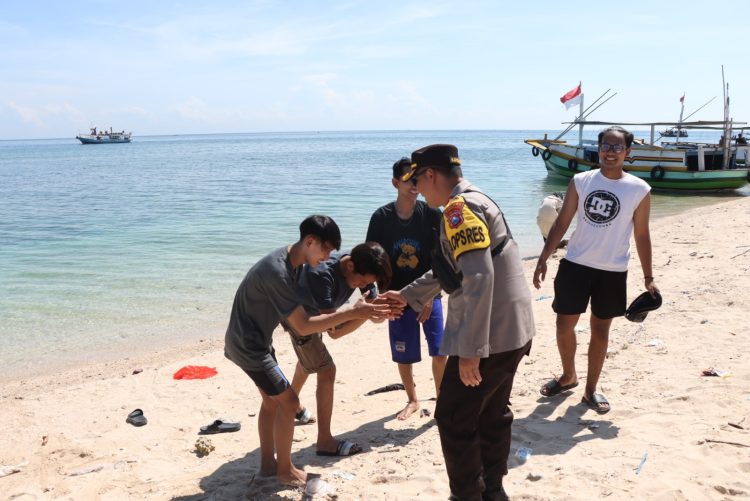 Kapolres Probolinggo Kota AKBP Wadi Sa'bani S.H S.I.K melaksanakan kegiatan patroli pengamanan perairan di wilayah Kota Probolinggo