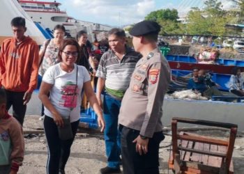 Personel Polsek Pelabuhan Polresta Manado berkumpul secara langsung untuk pantau arus balik di Pelabuhan Manado, Kamis (27/04/2023)