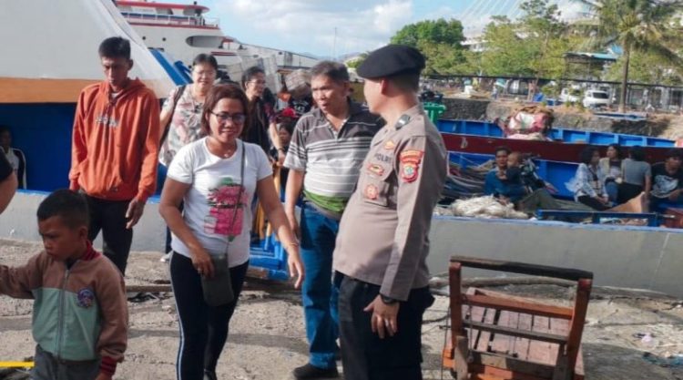 Personel Polsek Pelabuhan Polresta Manado berkumpul secara langsung untuk pantau arus balik di Pelabuhan Manado, Kamis (27/04/2023)