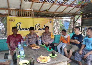 Kabag Ren Polresta Deliserdang Kompol Mahyu Danil Noor didampingi Kabag Log Polresta Deliserdang Kompol Sudaryanto berbincang dengan warga di satu warung di Jalan Sempurna, Gang Buntu, Dusun Sempurna, Desa Sekip Kecamatan Lubukpakam pada kegiatan Jumat curhat, Jumat (28/4/2023). (Foto Dok/ Polresta DS)