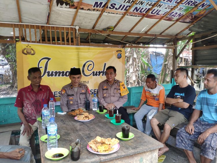 Kabag Ren Polresta Deliserdang Kompol Mahyu Danil Noor didampingi Kabag Log Polresta Deliserdang Kompol Sudaryanto berbincang dengan warga di satu warung di Jalan Sempurna, Gang Buntu, Dusun Sempurna, Desa Sekip Kecamatan Lubukpakam pada kegiatan Jumat curhat, Jumat (28/4/2023). (Foto Dok/ Polresta DS)