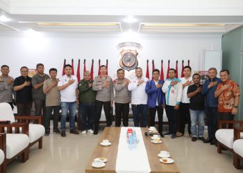 Kapolda Sumut, Irjen Pol RZ Panca Putra Simanjuntak foto bersama Panitia May Day bertempat di Lobbi Adhi Pradana, Jumat (28/4/2023). (Foto Dok/ Polda Sumut)