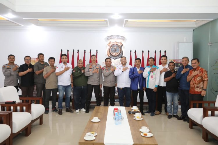 Kapolda Sumut, Irjen Pol RZ Panca Putra Simanjuntak foto bersama Panitia May Day bertempat di Lobbi Adhi Pradana, Jumat (28/4/2023). (Foto Dok/ Polda Sumut)