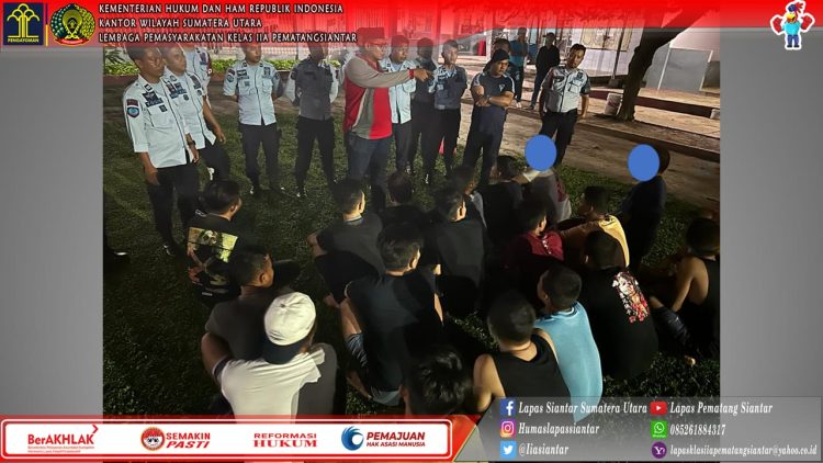 Kepala Pengamanan Lembaga Pemasyarakatan Kelas IIA Pematangsiantar Raymond Andika Girsang gelar giat Penggeledahan mendadak (Razia Insidentil) di Blok dan Kamar Hunian