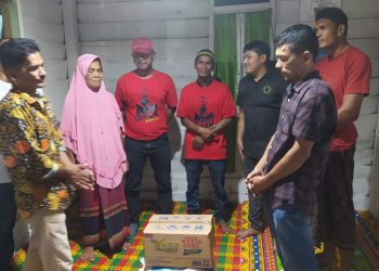 Jamal Idham (JI) Foundation bersama Tim Pemenangan Jamaluddin Idham Kabupaten Pidie menyalurkan santunan untuk keluarga korban kecelakaan truk masuk jurang
