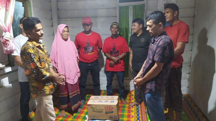 Jamal Idham (JI) Foundation bersama Tim Pemenangan Jamaluddin Idham Kabupaten Pidie menyalurkan santunan untuk keluarga korban kecelakaan truk masuk jurang