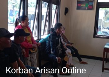 Para korban arisan online menggeruduk Kantor Polsek Tayu untuk meminta pertanggungjawaban atas uang arisan online yang di bawa kabur oleh Meyga
