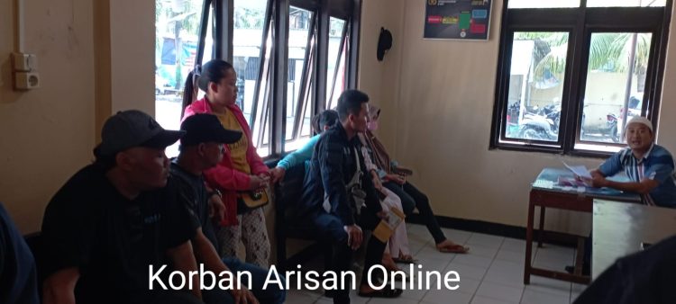 Para korban arisan online menggeruduk Kantor Polsek Tayu untuk meminta pertanggungjawaban atas uang arisan online yang di bawa kabur oleh Meyga