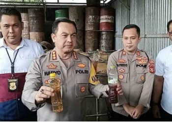 Kapolrestabes Palembang, Kombes Pol Haryo Sugihartono SIK, MH, didampingi Kasat Reskrim AKBP Haris Dinzah, SIK, MH, telah berhasil mengamankan gudang tempat penampungan minyak jenis solar hasil Ilegal Drilling
