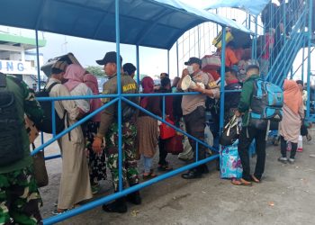 Personel gabungan TNI-POLRI serta dinas/Instansi terkait di Pelabuhan Samudera Bitung, mengamankan kedatangan dan keberangkatan penumpang KM. Dorolonda, Sabtu (29/4/2023) sore.