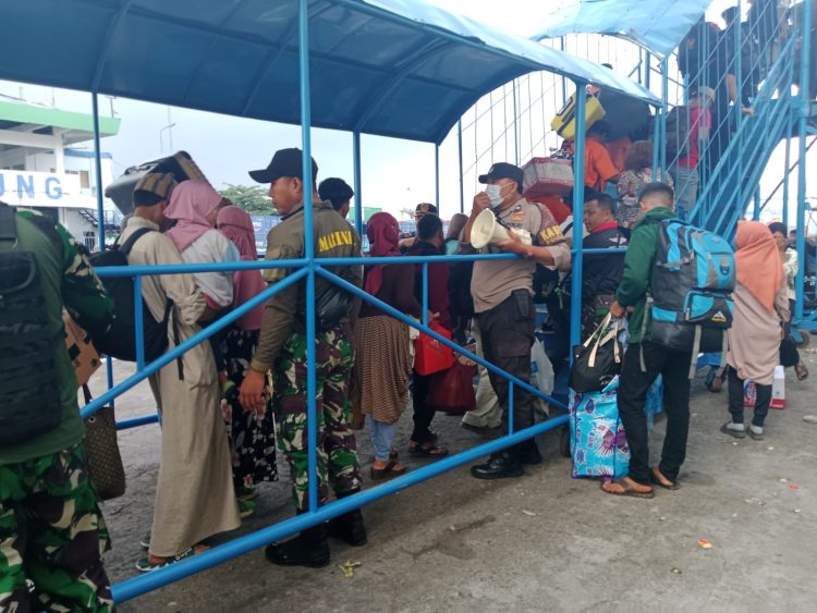 Personel gabungan TNI-POLRI serta dinas/Instansi terkait di Pelabuhan Samudera Bitung, mengamankan kedatangan dan keberangkatan penumpang KM. Dorolonda, Sabtu (29/4/2023) sore.