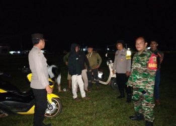 Bhabinkamtibmas dan Bhabinsa Desa Jebus melaksanakan patroli bersama di sekitar Desa pada Hari Sabtu, 29 Maret 2023