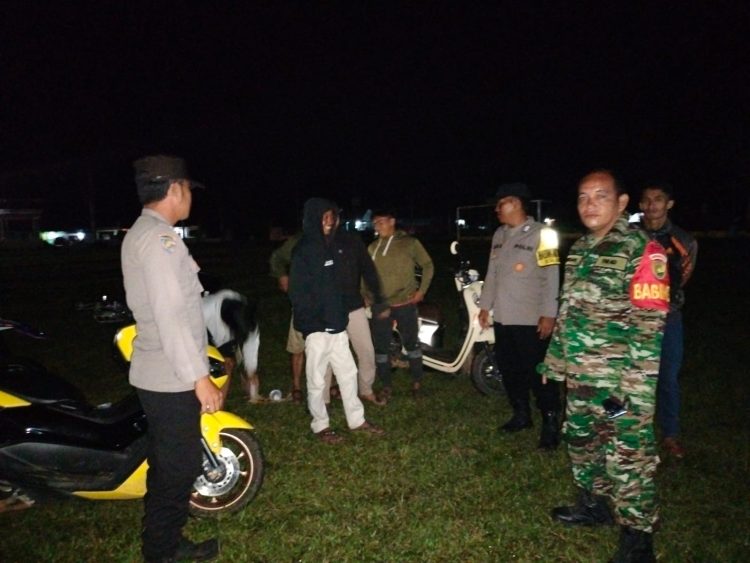 Bhabinkamtibmas dan Bhabinsa Desa Jebus melaksanakan patroli bersama di sekitar Desa pada Hari Sabtu, 29 Maret 2023