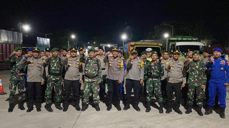 Momen Personel TNI-Polri giat Bersama dalam Pemantauan dan pengamanan lebaran sesuai Tugas yang di laksanakan