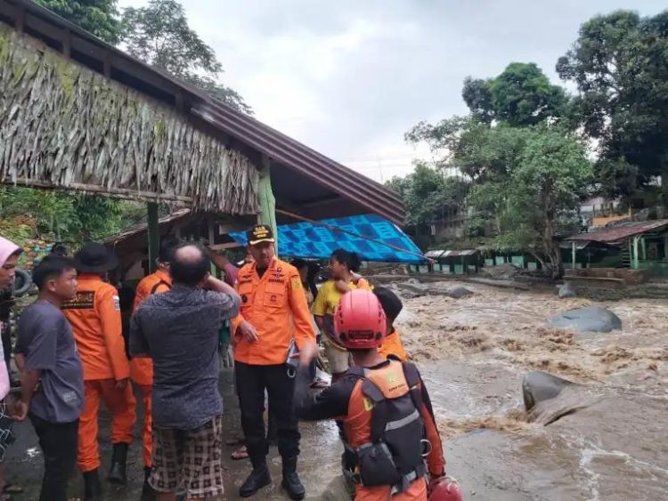 Kepala Kantor SAR Medan Budiono, S.E., M.M. secara langsung terjun ke lokasi memimpin Operasi SAR