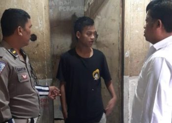 Personel Polsek Wanea lakukan pemeriksaan tahanan di Polsek Wanea guna pastikan ruang tahanan aman bebas dari barang berbahaya