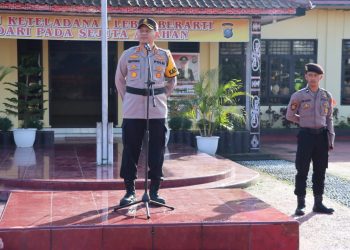 Kapolres Dairi, AKBP Wahyudi Rahman, SH, SIK ,MM memimpin apel gabungan bersama TNI di Halaman Mapolres Dairi, Senin (1/5/2023).
