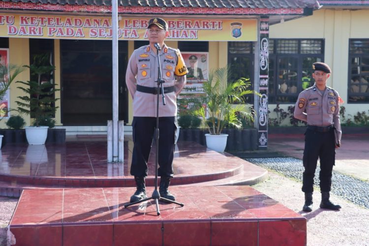 Kapolres Dairi, AKBP Wahyudi Rahman, SH, SIK ,MM memimpin apel gabungan bersama TNI di Halaman Mapolres Dairi, Senin (1/5/2023).