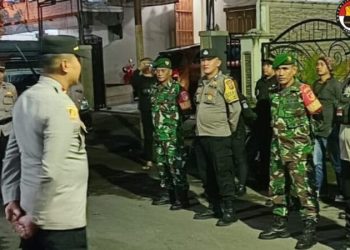 Personel Polsek Singkil Polresta Manado dan TNI melaksanakan kegiatan patroli rutin di wilayah Kecamatan Singkil Kota Manado, Sabtu (29/4/2023) malam