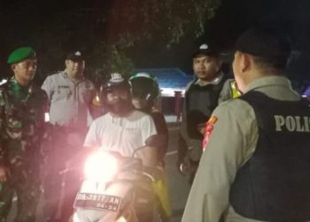 Personel Polsek Woei bersinergi dengan Personil TNI laksanakan giat patroli gabungan. Sabtu malam (29/04/2023)