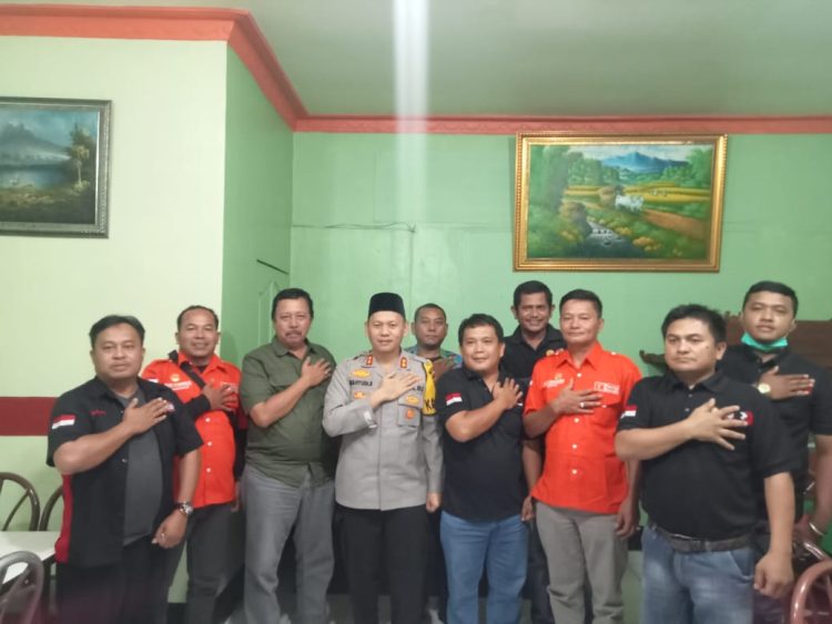 Kapolres Dairi AKBP Wahyudi Rahman SH, SIK, MM menjalin silaturahmi dengan partai Buruh Kabupaten Dairi dan perwakilan serikat pekerja seluruh indonesia (SPSI) kabupaten Dairi