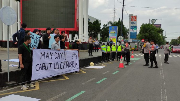 Polresta Banyumas terjunkan ratusan personil untuk melaksanakan pengamanan Peringatan Hari Buruh Internasional atau May Day pada hari Senin 1 Mei 2023